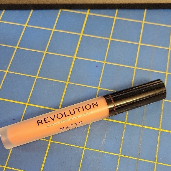 Revolution Matte Lipstick - Matte Knockout 3ml New - Picture 1 of 4